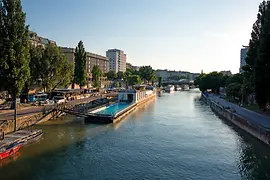 Badeschiff am Donaukanal bei Sonnenschein