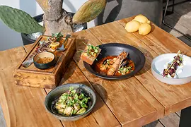 Neni am Wasser, Essen auf Tellern