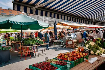 Puestos de comida en el Karmelitermarkt de Viena