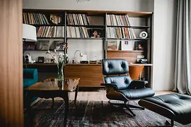 Camera d’hotel con una chaise longue Eames nella suite Opera dell’Altstadt Vienna