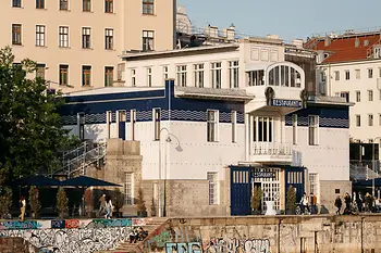 Blick auf das Otto-Wagner-Gebäude am Donaukanal