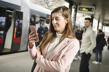 Egyetemisták egy metrómegállóban