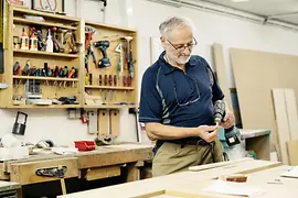 Il falegname Wolfgang Becker nella Konzerthaus di Vienna, nel laboratorio
