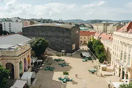 MuseumsQuartier, vnitřní nádvoří, pohled shora