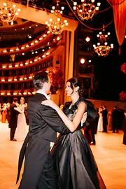 Coppie in pista al Ballo dell’Opera dell’Opera di Stato di Vienna