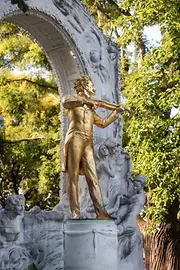 Monumento a Johann Strauss en el parque de la ciudad
