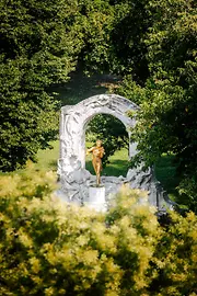 La statua dorata del re del valzer Johann Strauss Sohn nello Stadtpark di Vienna.